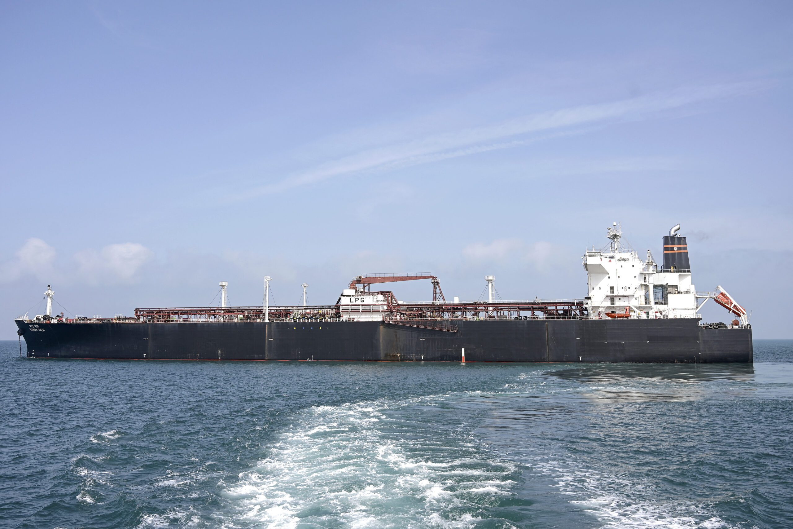 Oil tanker in Strait of Hormuz — Gulf states race to bypass chokepoint
