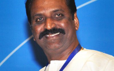 Tamil poet Vairamuthu receiving a literary honour