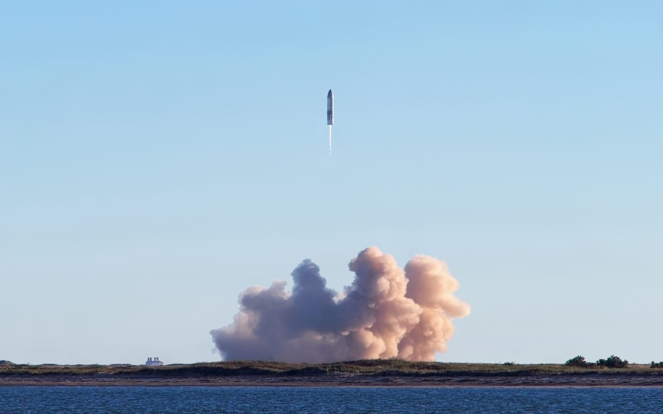 A SpaceX Starship rocket lifting off from its launch pad