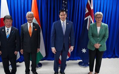 Foreign ministers standing together at a diplomatic meeting