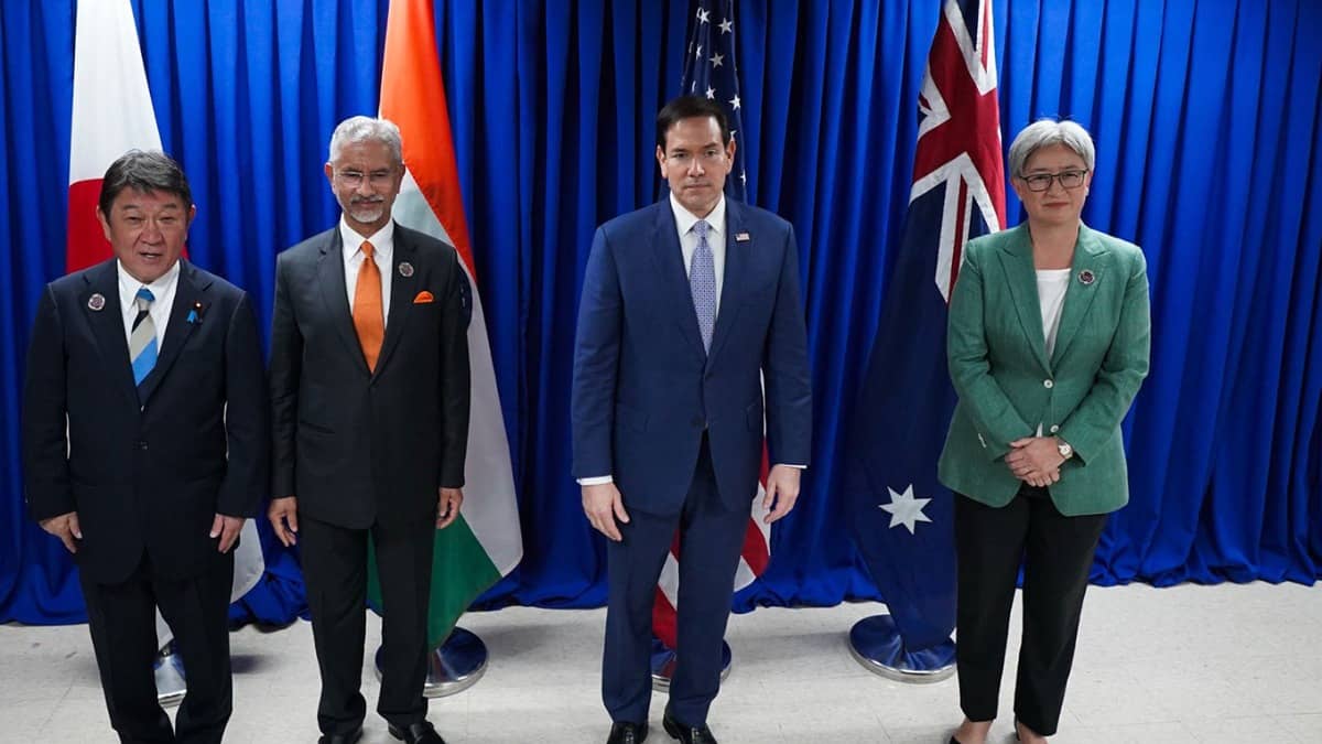 Foreign ministers standing together at a diplomatic meeting
