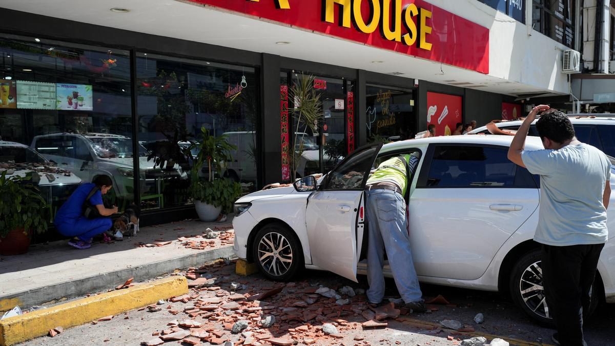 A car damaged by falling debris in Panama City after the earthquake of 9 October 2026